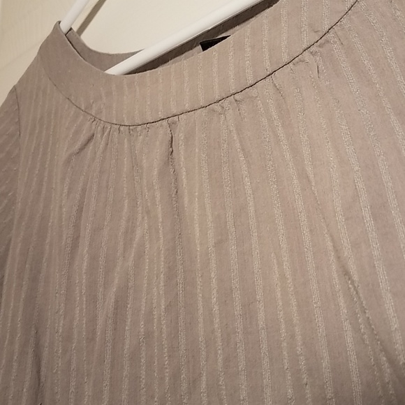 🍎3/$10 Gray striped flutter sleeve top - Picture 2 of 5